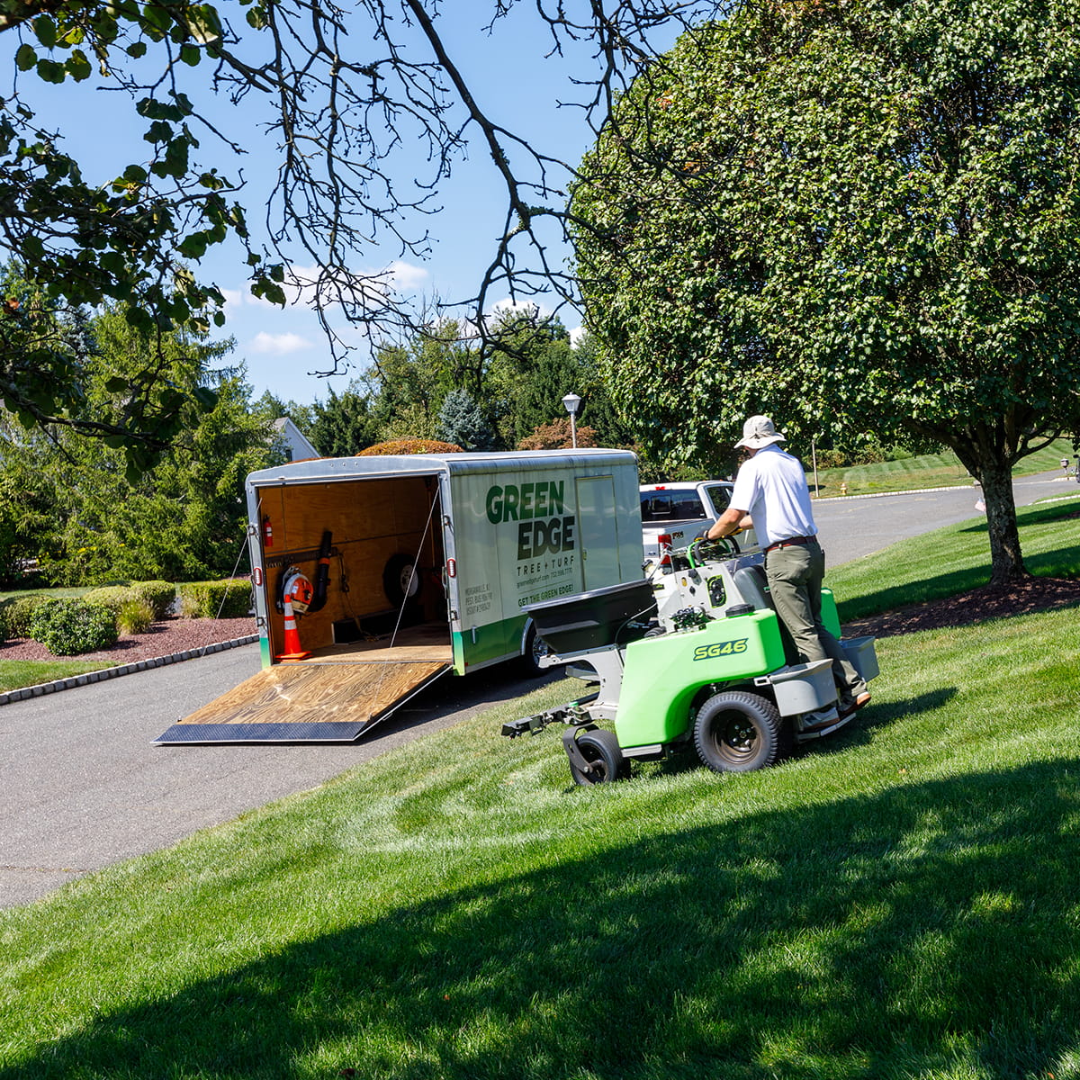 Lush green lawn with Green Edge's Middletown custom fertilization, weed control, and seeding programs.